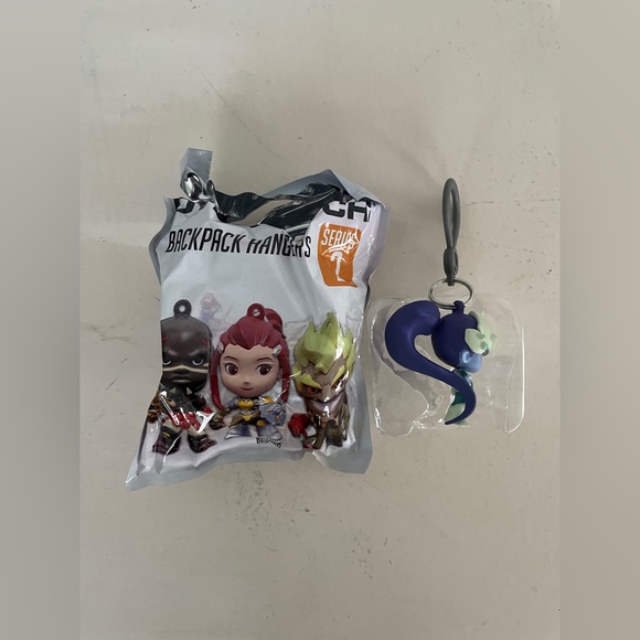 3/25 Overwatch Widowmaker Bundle Backpack Hanger/Figurine - Picture 9 of 9
